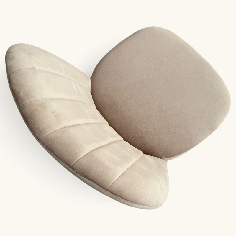 Wygodne krzesło tapicerowane PARIS w kolorze beżowym (Bluvel 28). Grube siedzisko 6 cm, stabilny metalowy stelaż do 150 kg, idealne do jadalni i salonu. Sprawdź!
